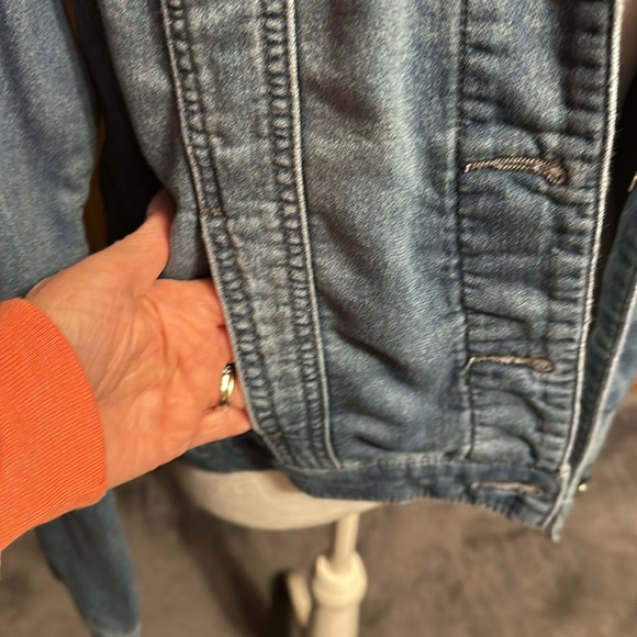 Light weight, slightly used jean jacket. - Picture 4 of 7
